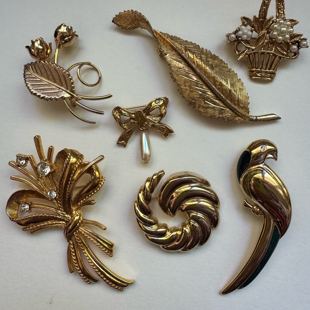 Lot Vintage Gold-Tone Brooch Collection - Elegant Floral & Animal Pins